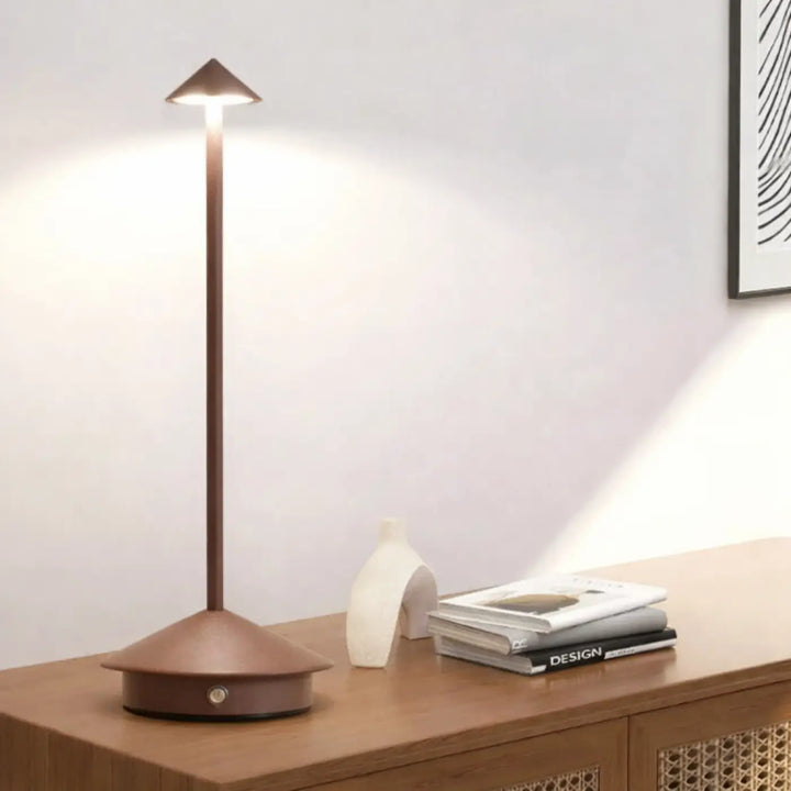Lampe de chevet selenia style moderne avec finition bronze mat et design conique minimaliste pour chevet élégante