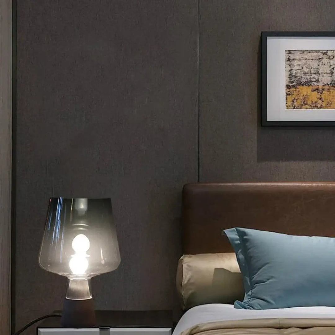 Lampe de chevet moderne avec pied effet béton et abat-jour translucide en verre fumé pour une ambiance raffinée