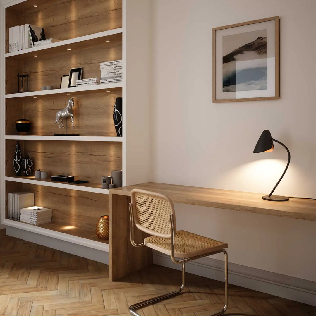 Lampe de chevet Organic noire et son abat-jour incurvé dans une pièce