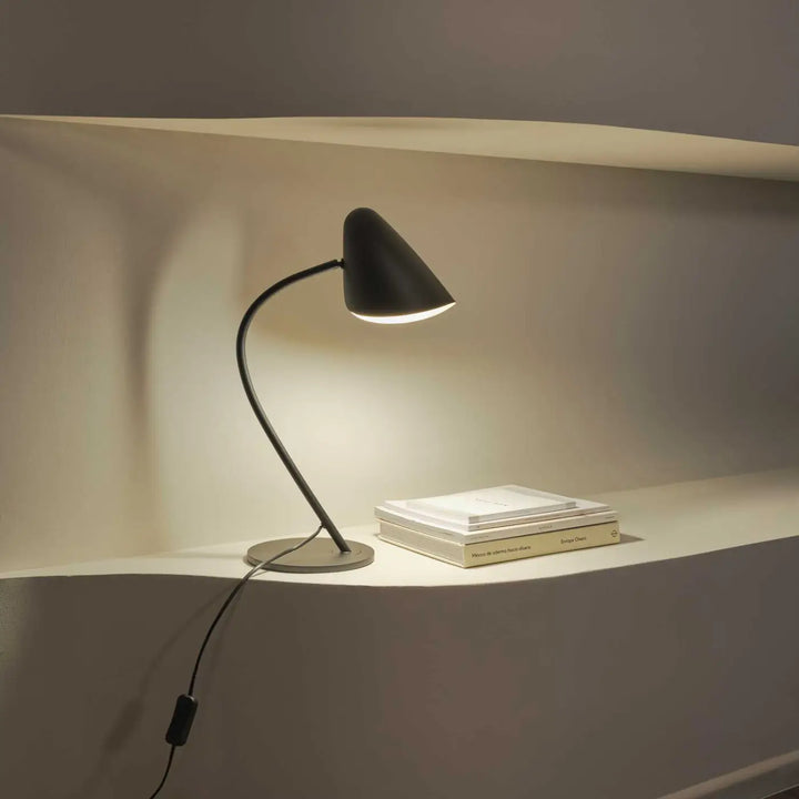 Lampe Organic à tête orientable posée dans un intérieur