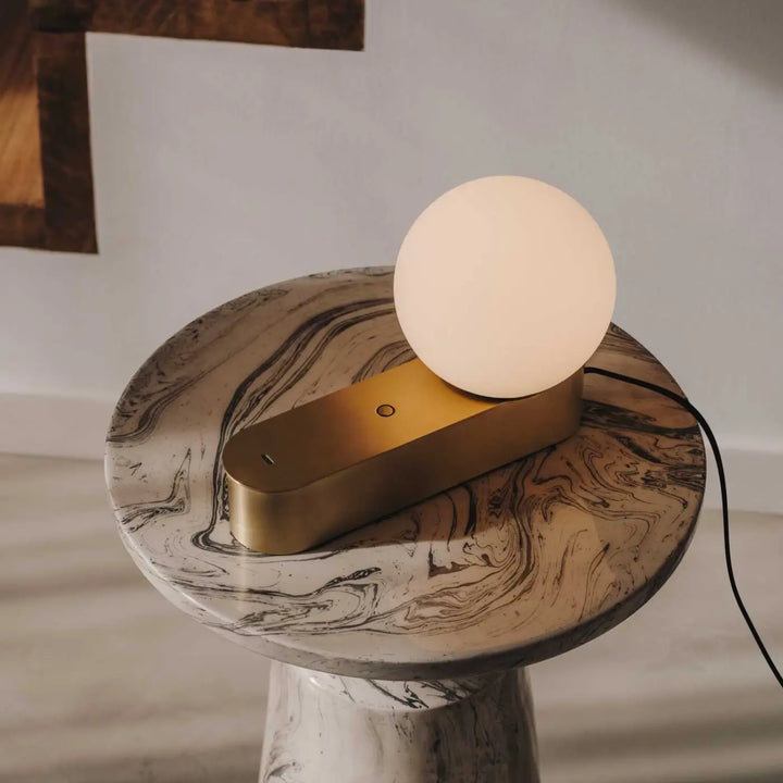 Lampe de chevet Perlina dorée dans un intérieur #couleur_dore