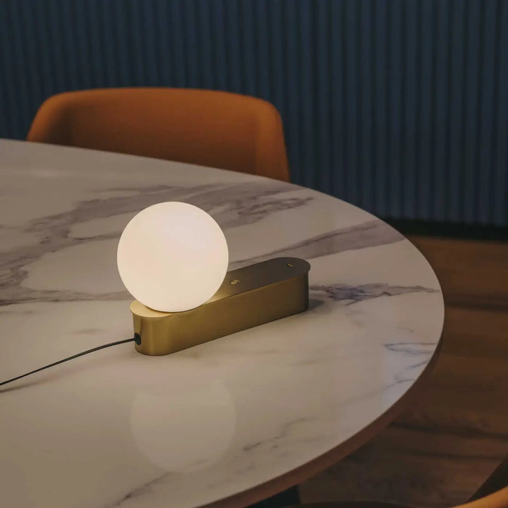 Lampe tactile Perlina dorée dans un intérieur #couleur_dore