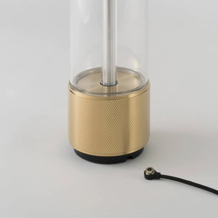 Détail de la lampe de chevet Takeout finition laiton #couleur_dor