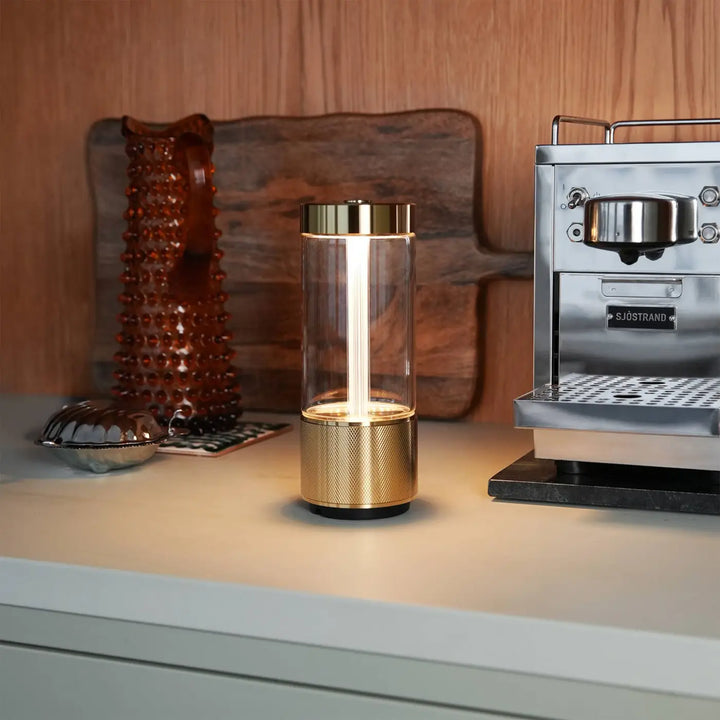 Lampe de chevet Takeout dans un intérieur #couleur_dor