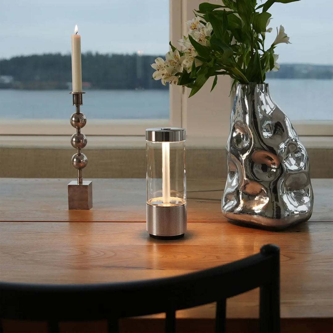 Lampe de chevet Takeout dans un intérieur #couleur_argent