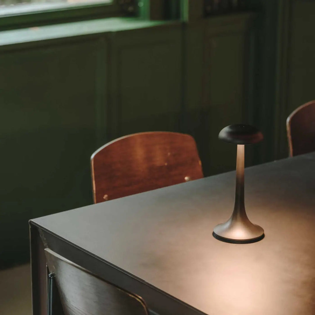 Lampe rechargeable Portobello noire dans un intérieur #couleur_noir