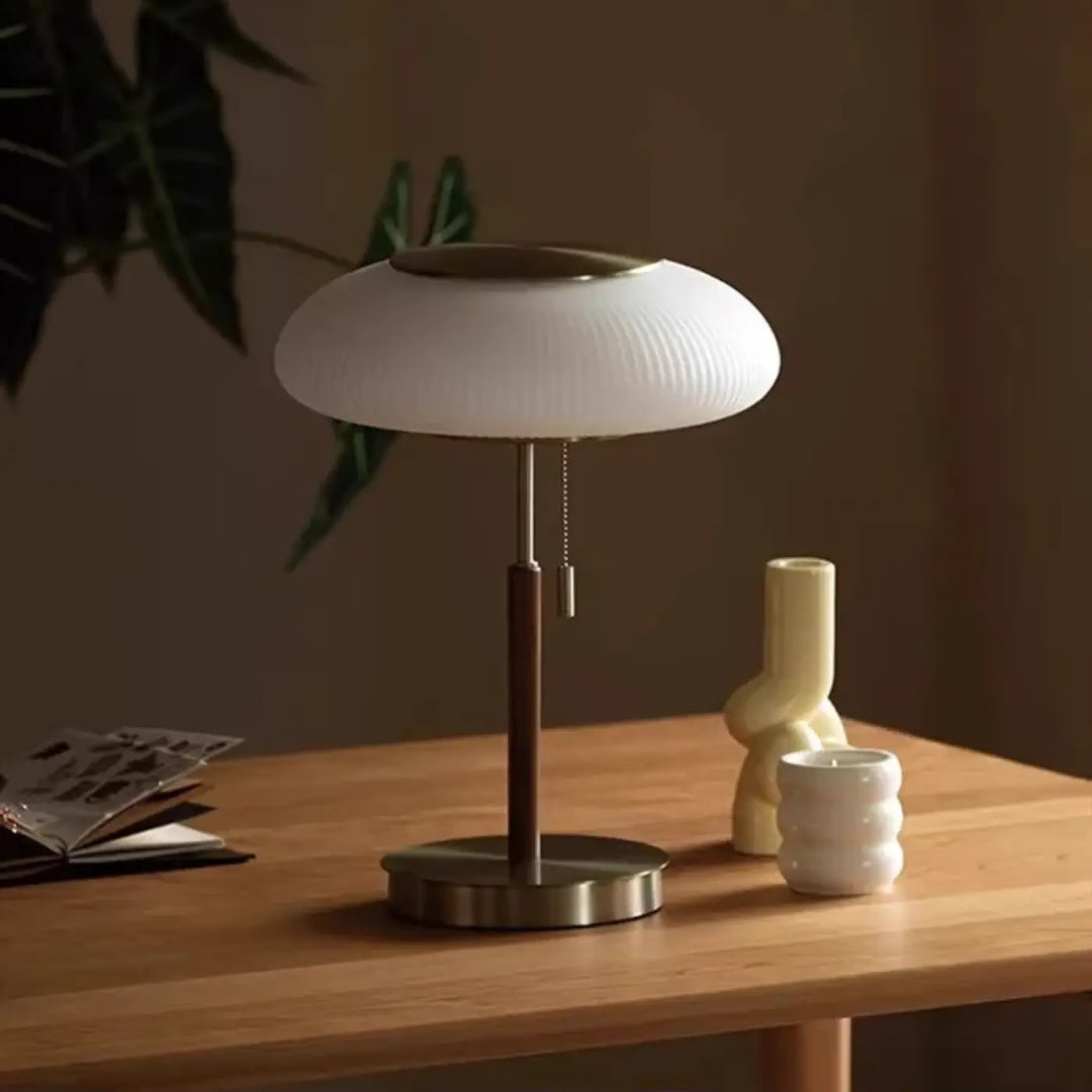 Suspension luminaire elumina avec abat-jour style champignon en verre blanc nervuré et base en métal brossé