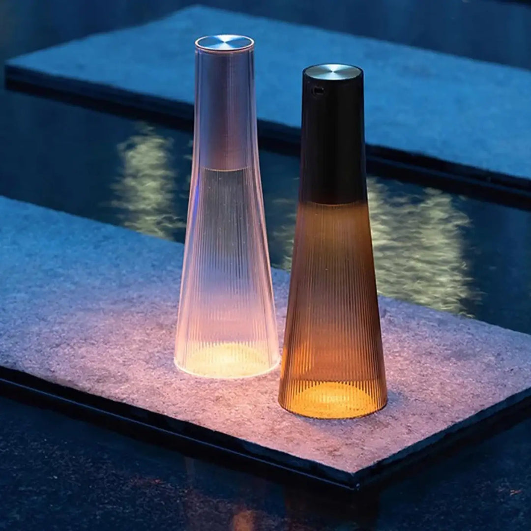 Deux lampes de chevet acry aux corps translucides ribbés, l’une rose doux l’autre ambre chaud, style épuré