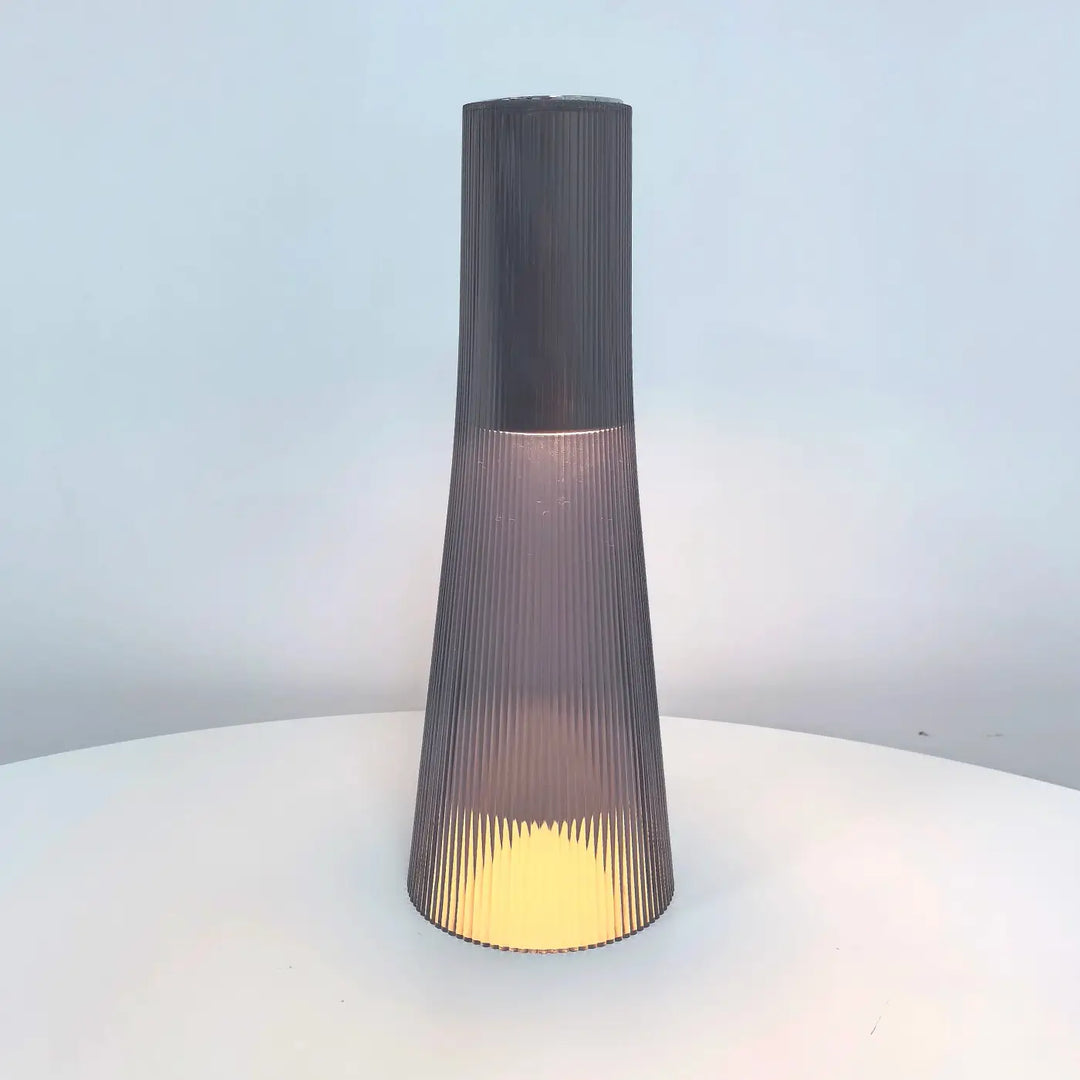 Lampe de chevet acry en verre côtelé gris foncé avec une lumière ambrée chaude pour un style épuré chevet style