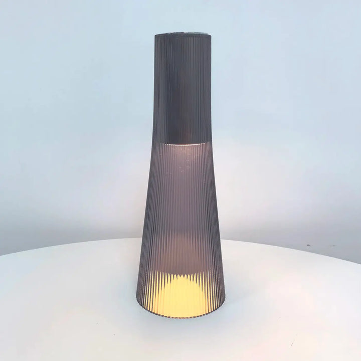 Lampe de chevet acry en verre côtelé gris foncé avec une lumière ambrée chaude pour un style épuré chevet style