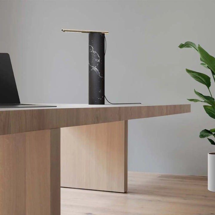 Lampe T.O en marbre avec baguette lumineuse orientable