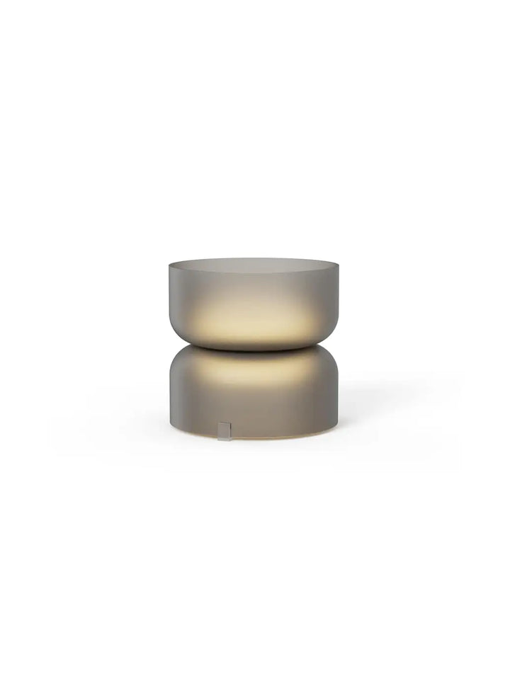 Lampe de chevet Totem Mini Pablo Designs à double globe en verre soufflé fumé, mise en situation