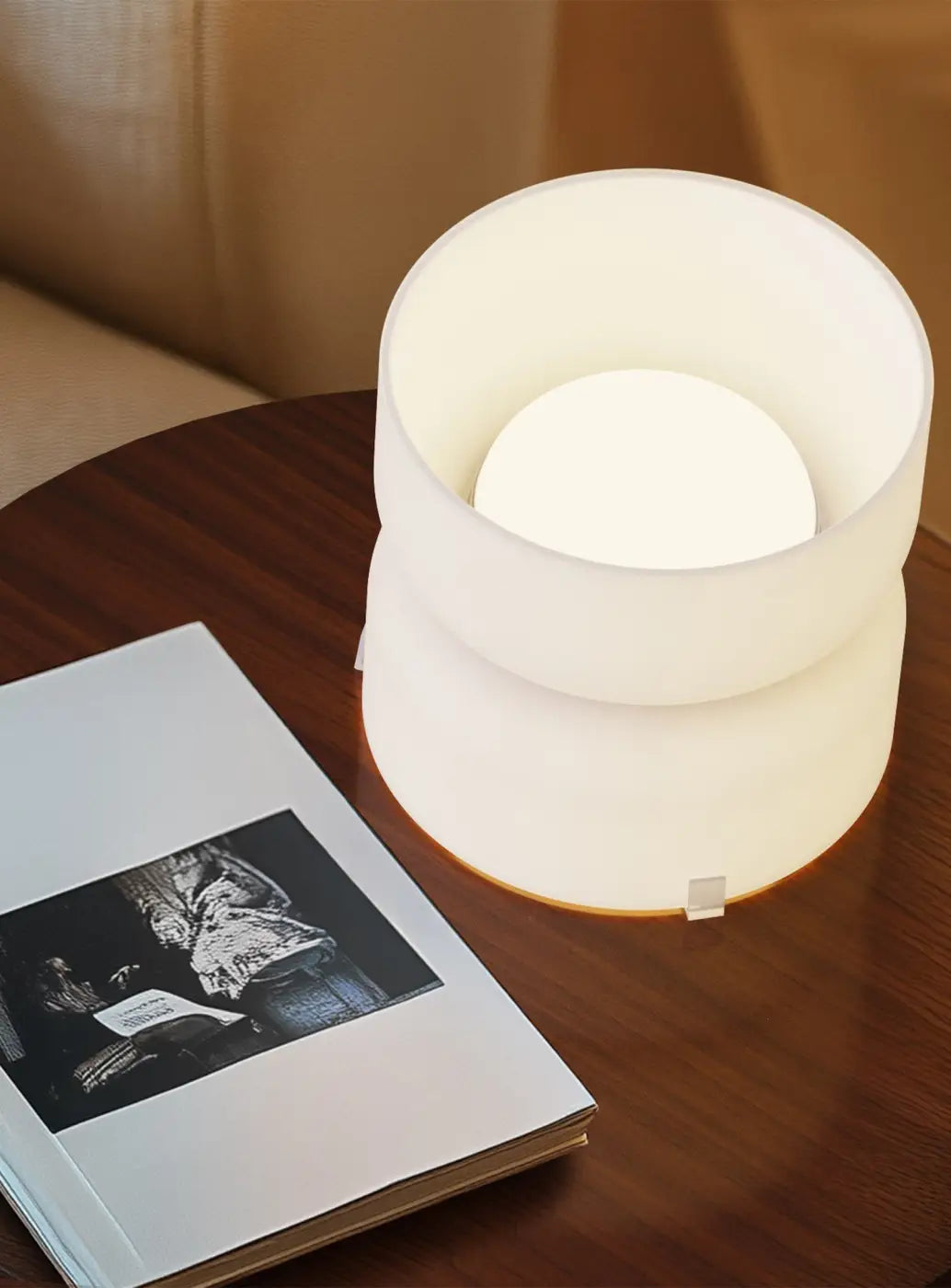 Lampe de chevet Totem Mini Pablo Designs à double globe en verre soufflé blanc, mise en situation