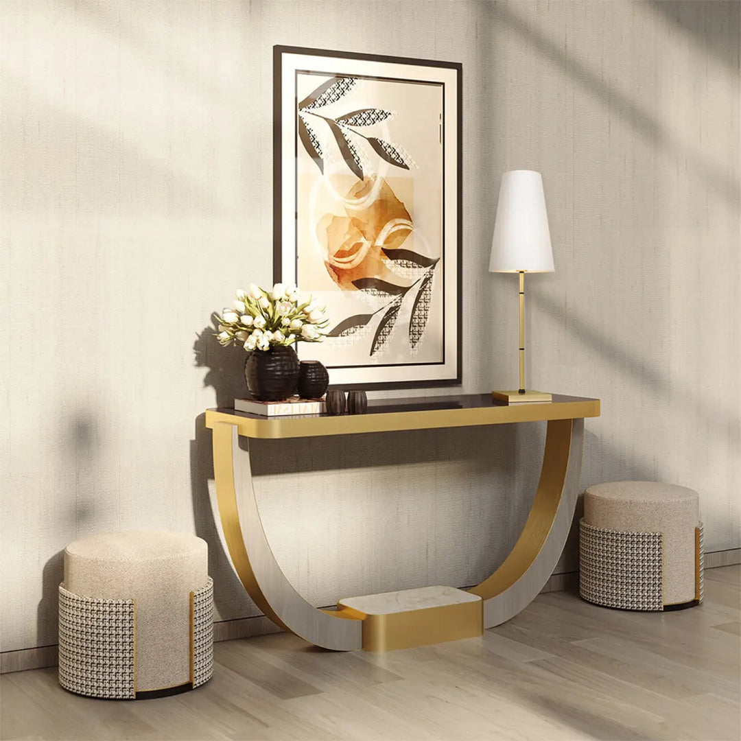 Console moderne lampe de chevet zaragoza avec pied doré et abat-jour clair offrant une lumière douce