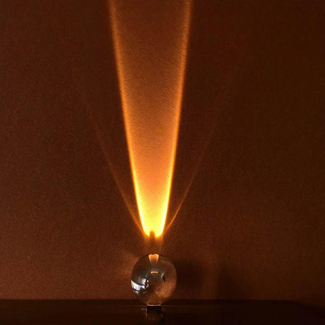 Lampe crystalia design cosmique s’inscrit avec une sphère en cristal transparent émettant une lumière ambre chaleureuse