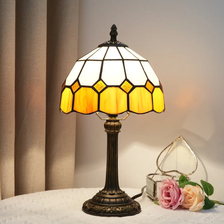 Lampes de chevet méditerranéen avec abat-jour hexagonal en verre teinté ambre et blanc sur socle bronze orné devient plus vivante