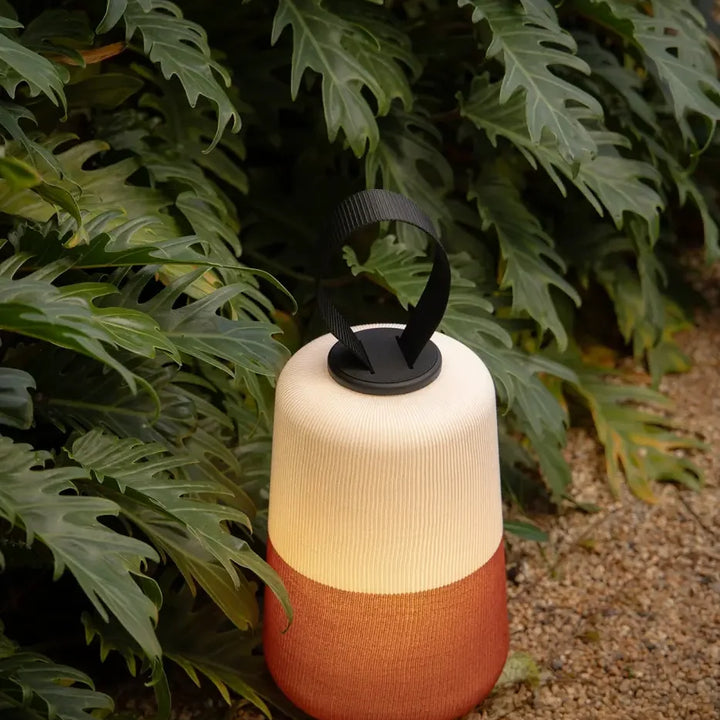 Lampe Muna blanc et orange en extérieur