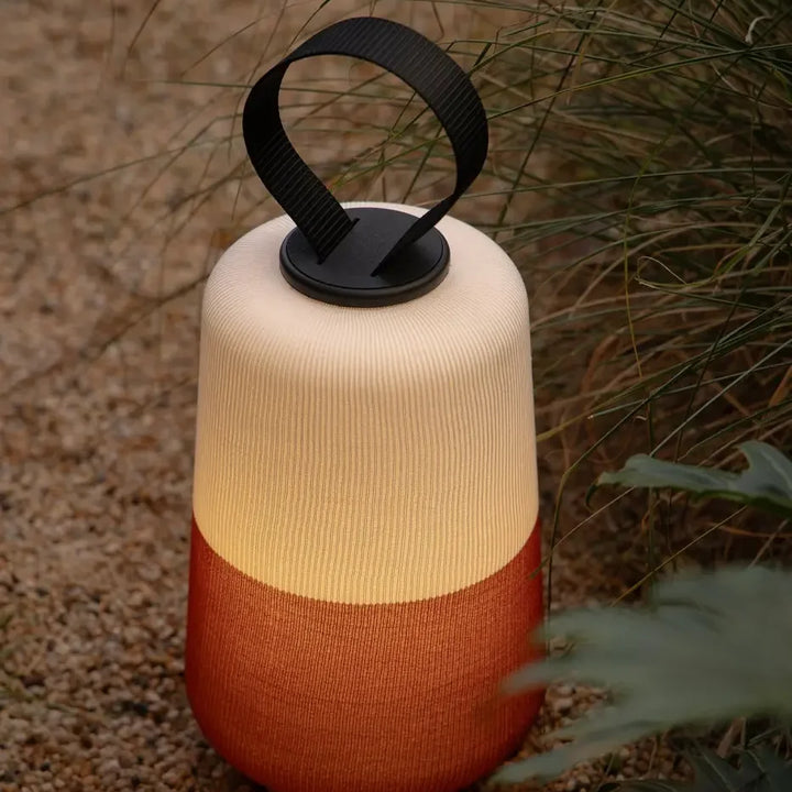 Lampe portable Muna de Faro Barcelona en extérieur