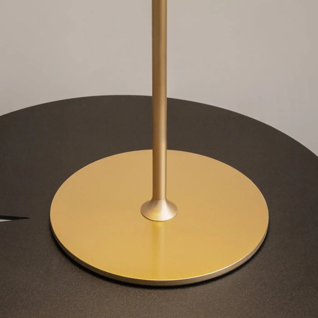 Lampe de chevet avec pied aluminium doré design épuré circulaire en trois finitions parfaite pour salle à manger