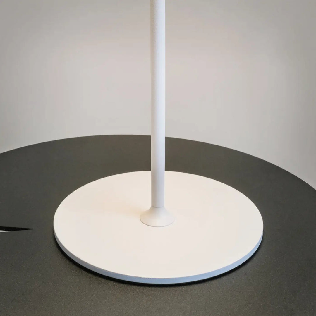 Base de lampe de chevet blanche en aluminium avec design épuré et trois finitions pour salle à manger moderne