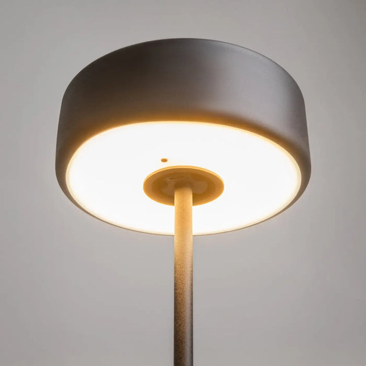 Lampe de chevet design épuré avec pied aluminium gris mat et diffuseur lumineux circulaire pour salle à manger en trois finitions