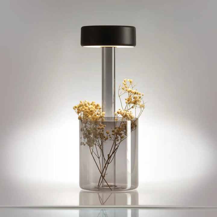 Lampe de chevet avec lumière led dimmable, base en verre transparent contenant décoration florale et batterie rechargeable