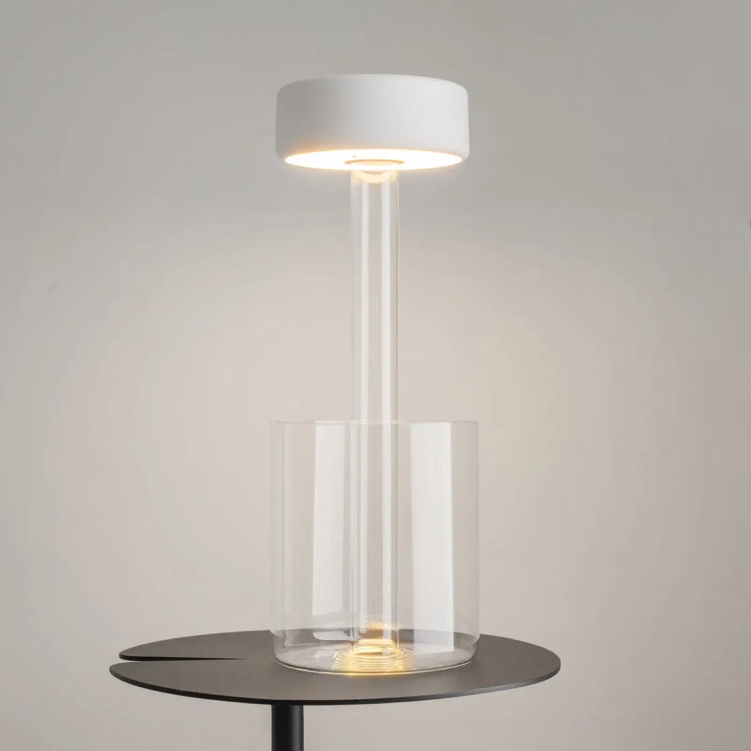 Lampe de chevet avec lumière led dimmable, abat-jour cylindrique blanc, pied et base en verre transparent idéale pour décoration florale