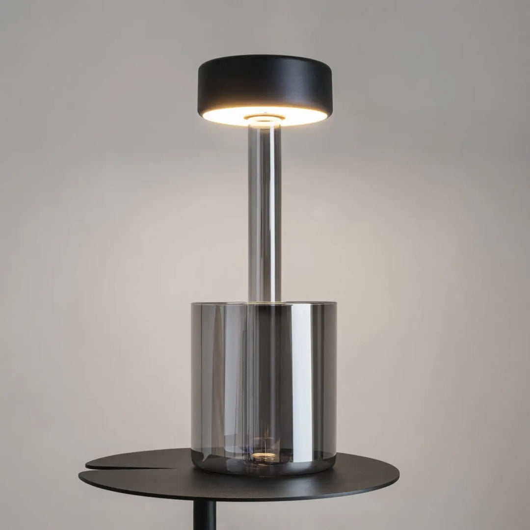 Lampe de chevet moderne noire et chrome avec base en verre cylindrique lumière led dimmable et batterie rechargeable