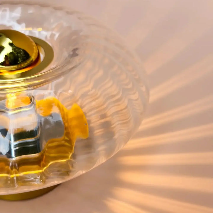 Lampe de chevet grace en verre soufflé avec abat-jour texturé en verre clair et accents métalliques dorés collection grace
