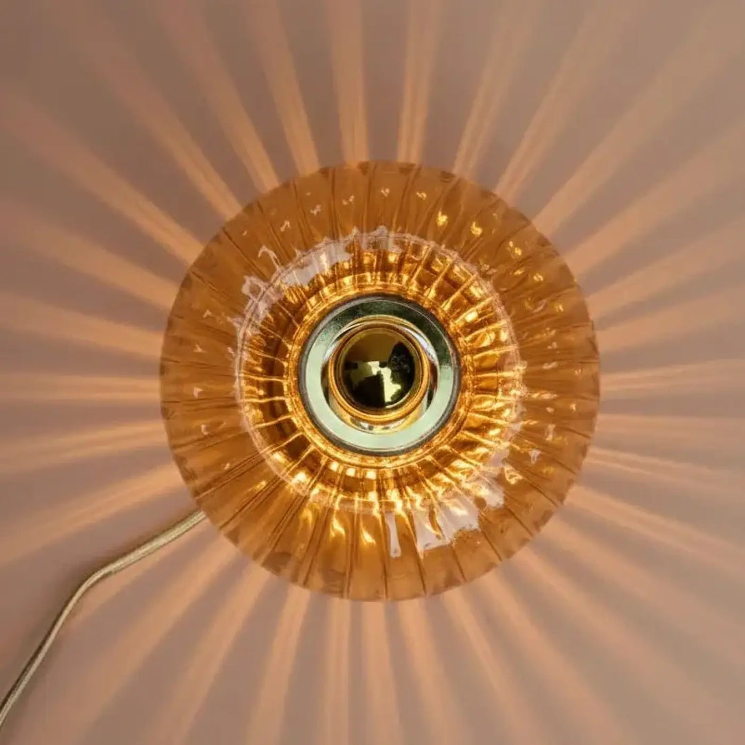 Lampe de chevet lampe grace avec abat-jour en verre soufflé doré cannelé et centre métallique visible collection grace
