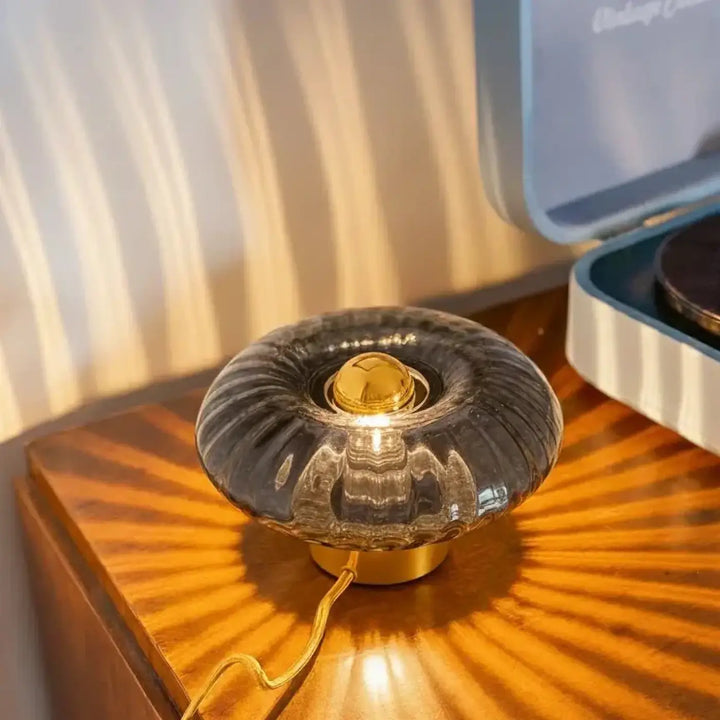 Lampe de chevet grace en verre soufflé avec abat-jour en verre teinté foncé et base en laiton doré collection grace
