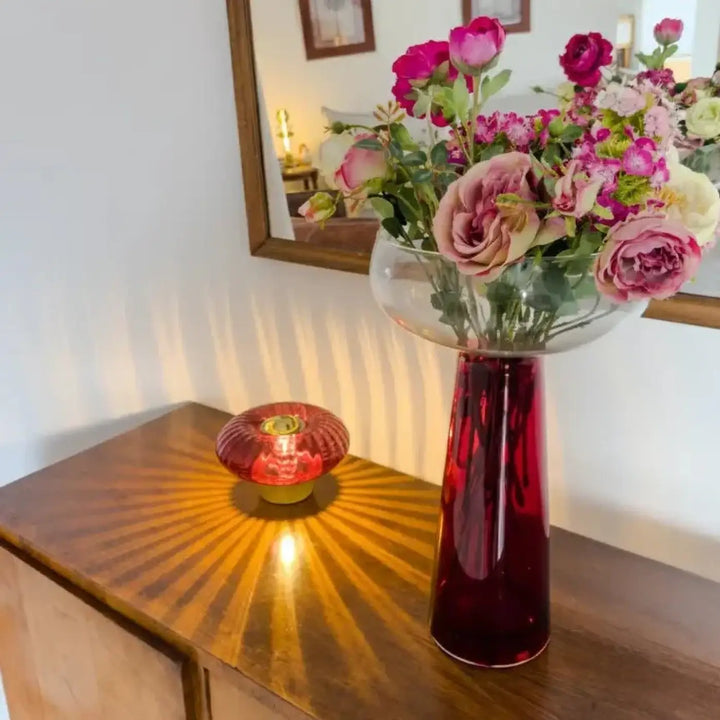 Lampe de chevet grace en verre soufflé rouge avec vase élancé tenant roses roses et violettes de la collection grace