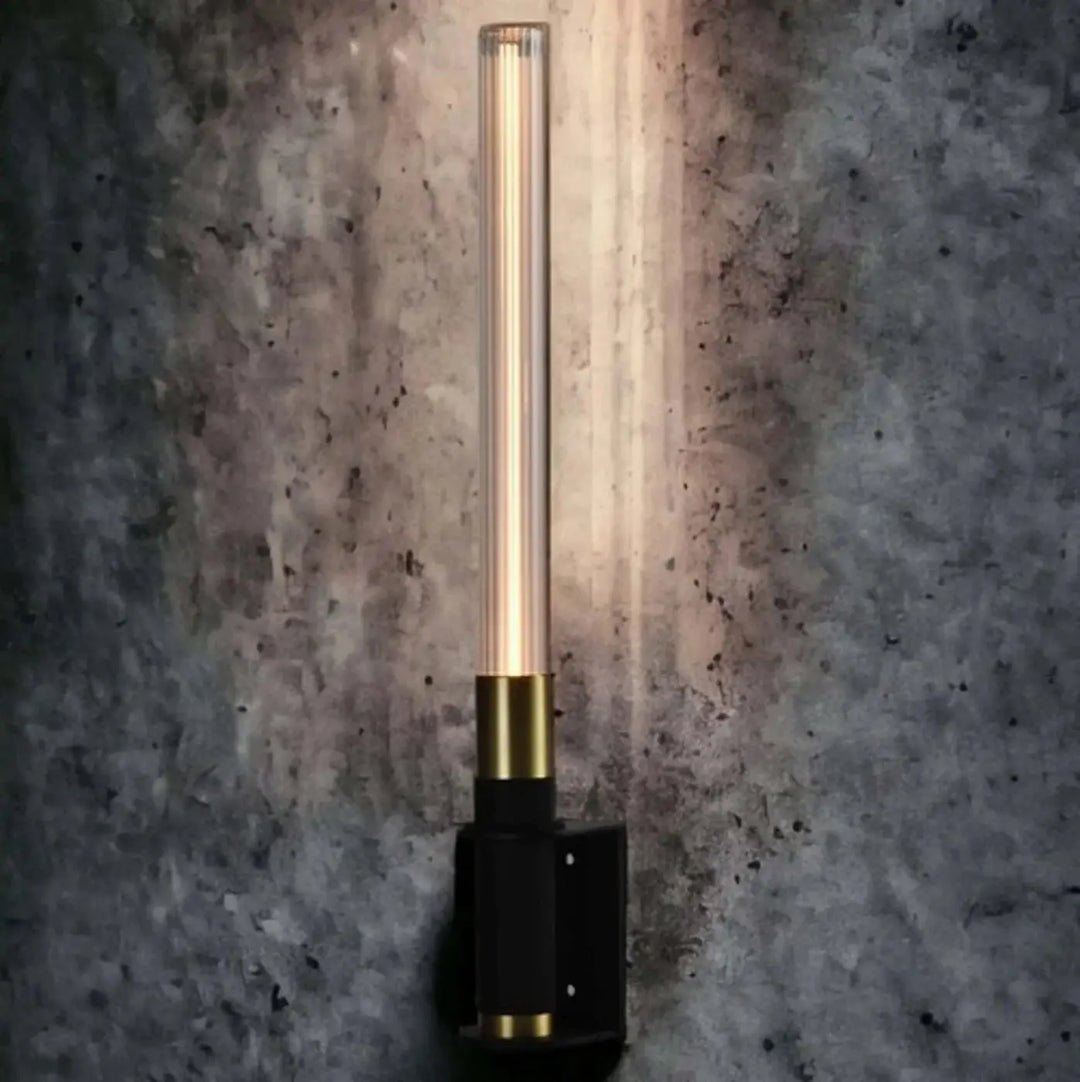 Lampe de chevet hélios avec tube en verre translucide et accents en laiton, un objet lumineux moderne et élégant