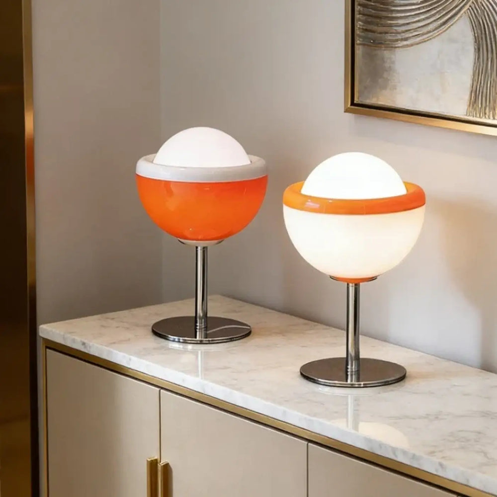 Lampe de table maniiY avec lampe led forme sphérique orange et blanche sur un comptoir en marbre