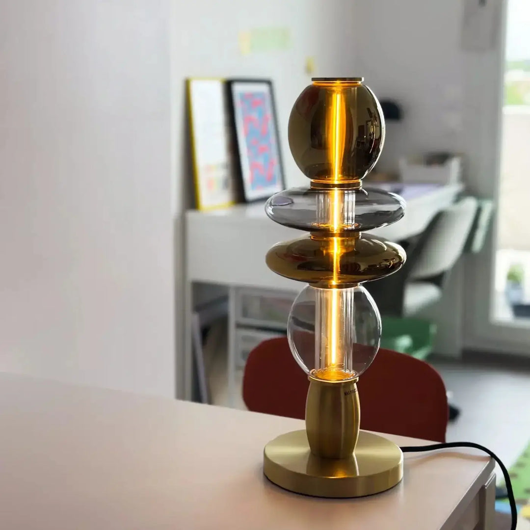 Lampe de chevet léonor en verre soufflé ambre et clair empilé avec base en laiton moderne