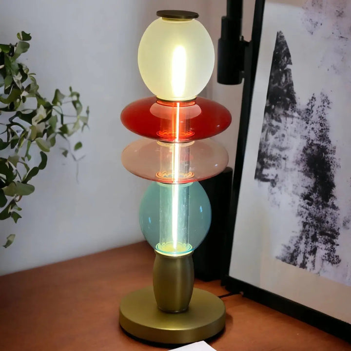 Lampe de chevet léonor avec verre soufflé en sphères translucides rouges, roses et teal éclairées par tube central