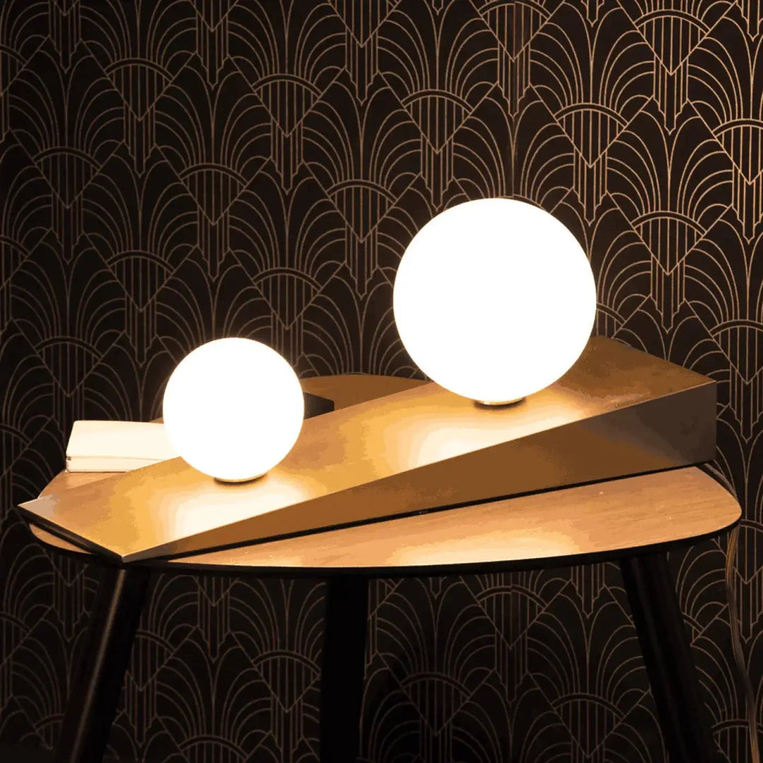 Deux lampes de chevet table lindsay sphériques en verre dépoli avec éclairage blanc chaud