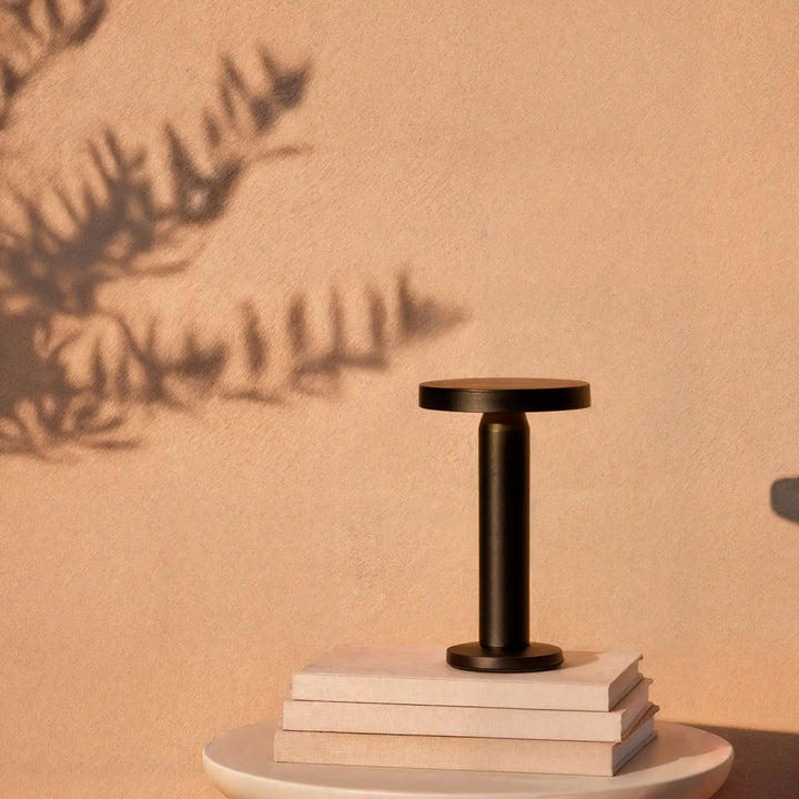 Lampe portable Cairo noire de Faro Barcelona en situation