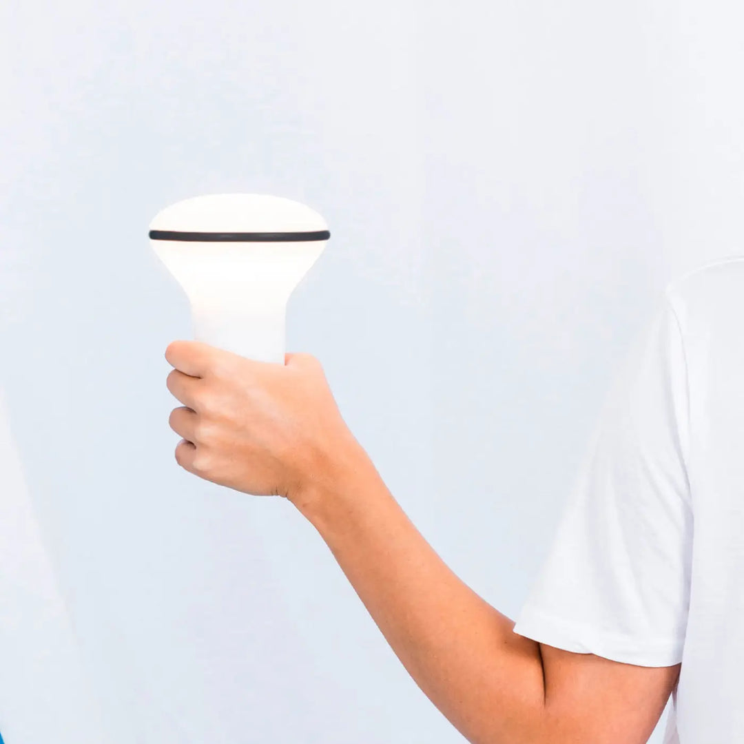 Lampe portable Buddy grise de Faro Barcelona en situation