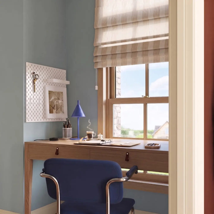 Lampe à poser outremer sur un bureau