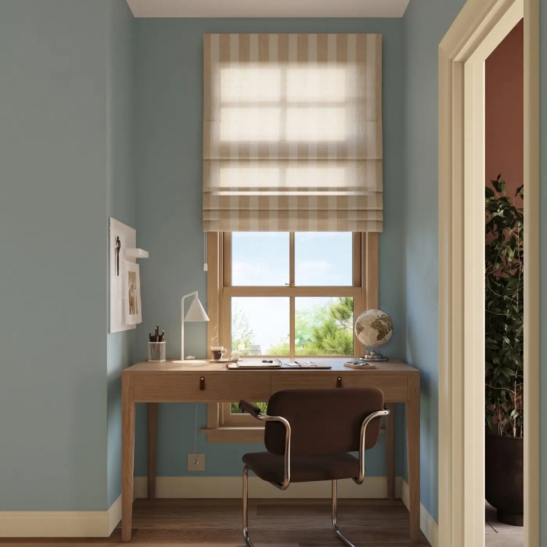 Lampe à poser blanc sur un bureau