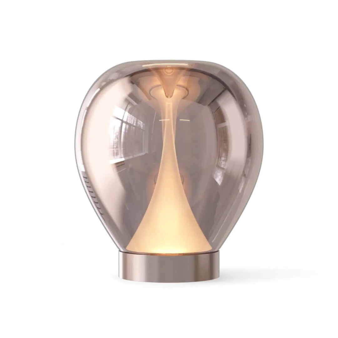 Lampe de chevet poser bond en verre teardrop ambre avec base socle discret en métal brossé et volumes concave