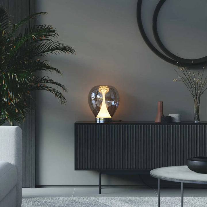 Lampe de chevet poser bond avec globe en verre ambré translucide et socle discret volumes concave éclairé intérieur