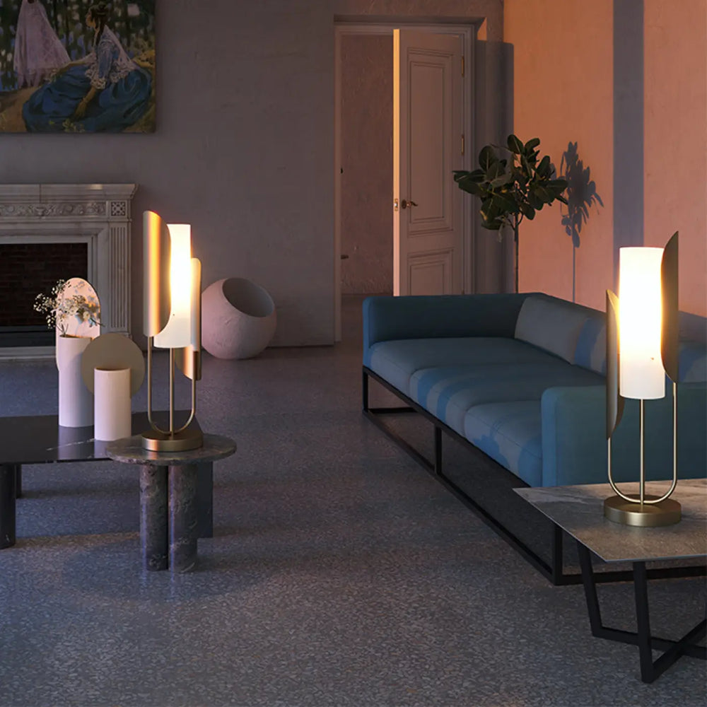 Lampe de chevet cipresso avec abat-jour en verre opalin cylindrique et corps en métal doré pour une lumière douce