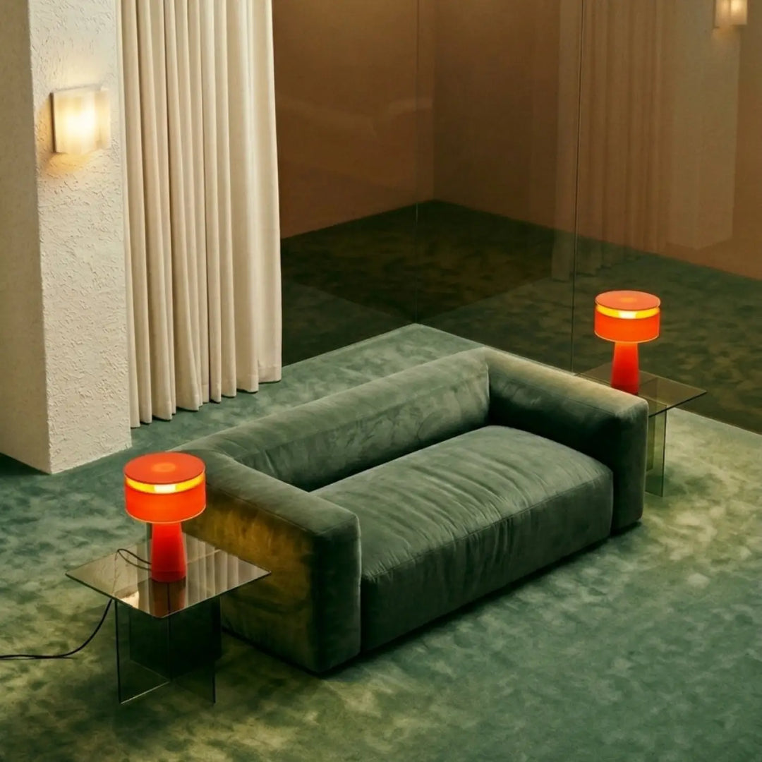 Lampe à poser AXO rouge dans un intérieur contemporain