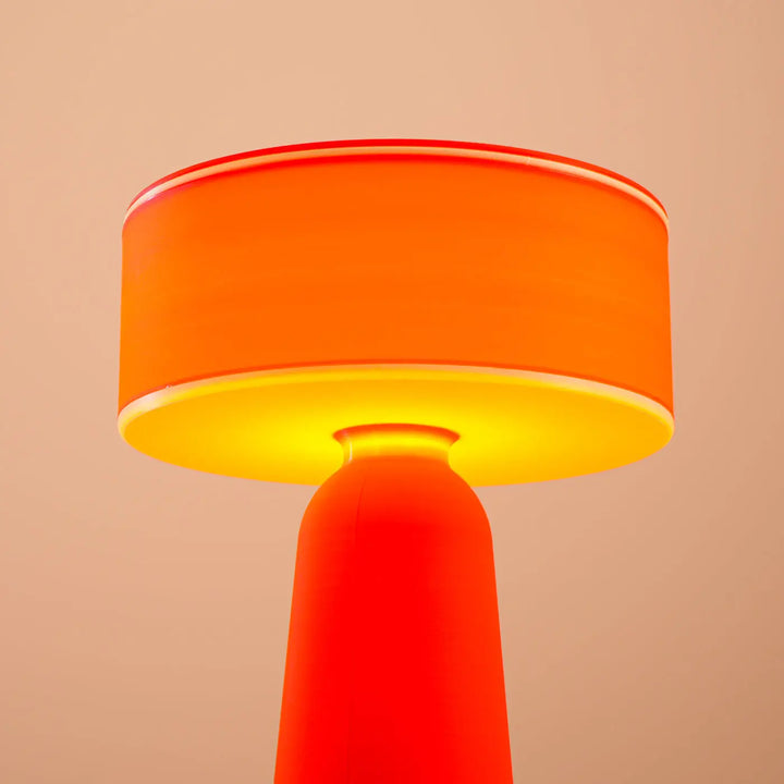 Lampe à poser AXO rouge allumée, vue rapprochée