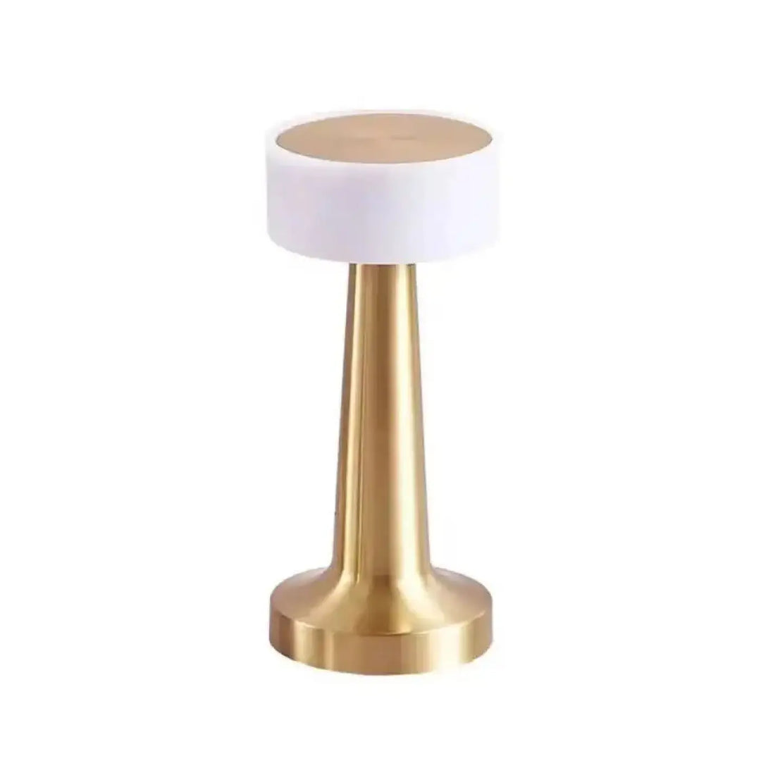 Lampe de table ninou en métal doré avec top blanc arrondi et design minimaliste pour décoration intérieure