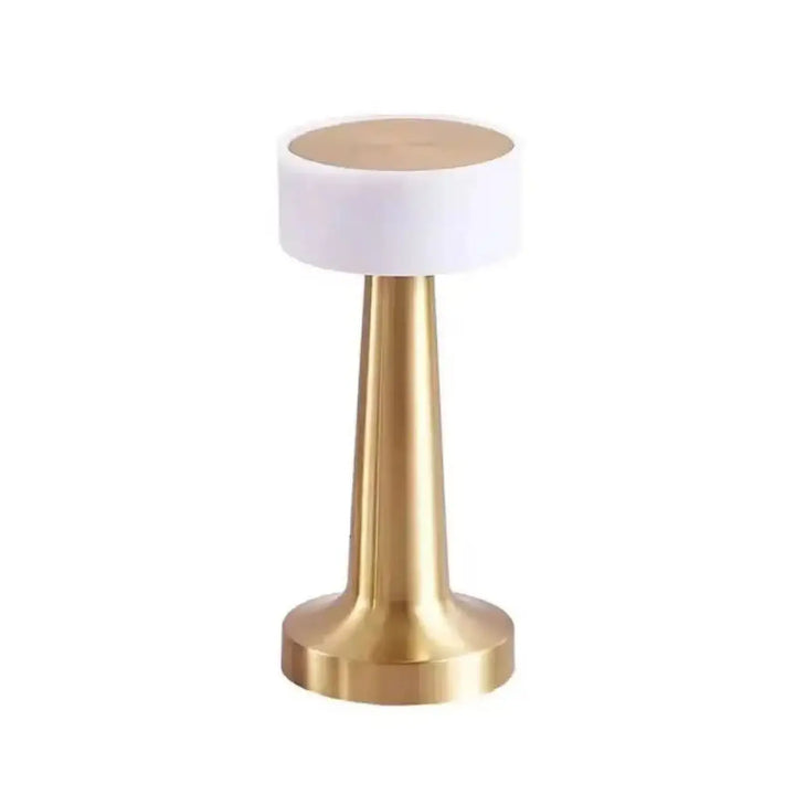 Lampe de table ninou en métal doré avec top blanc arrondi et design minimaliste pour décoration intérieure