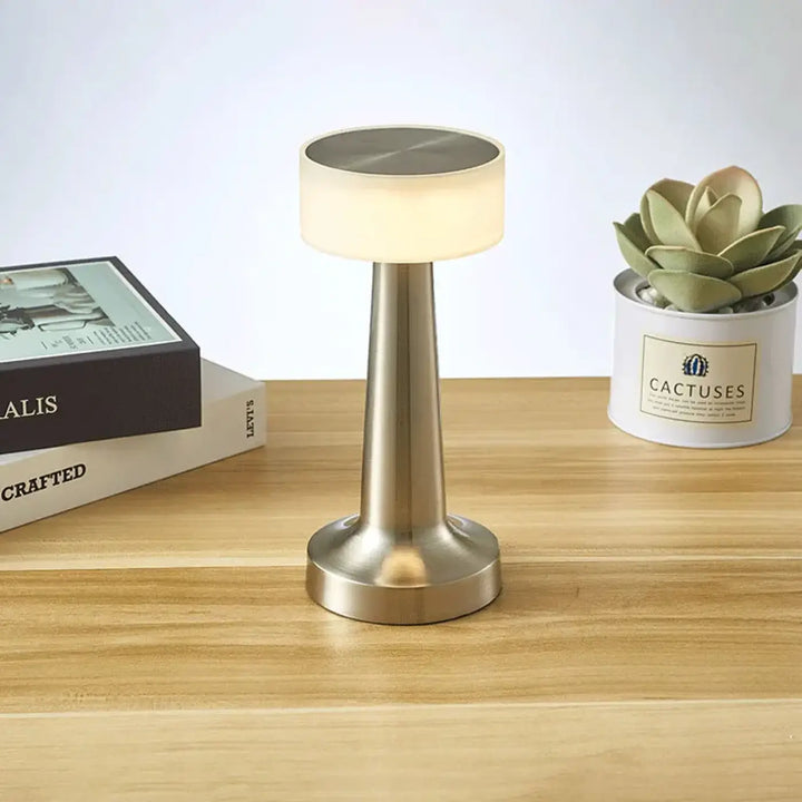 Lampe de table ninou en acier inoxydable brossé avec variateur tactile et design minimaliste pour décoration intérieure
