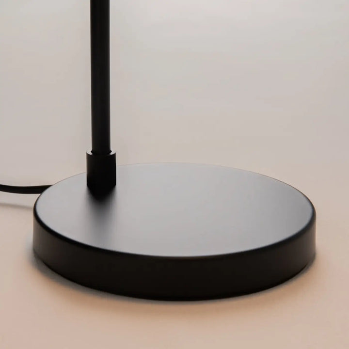Base de lampe de chevet métal noir avec tête ronde orientable finition mate et design minimaliste